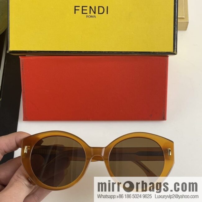 Fendi Round Frame Women\'s Sunglasses