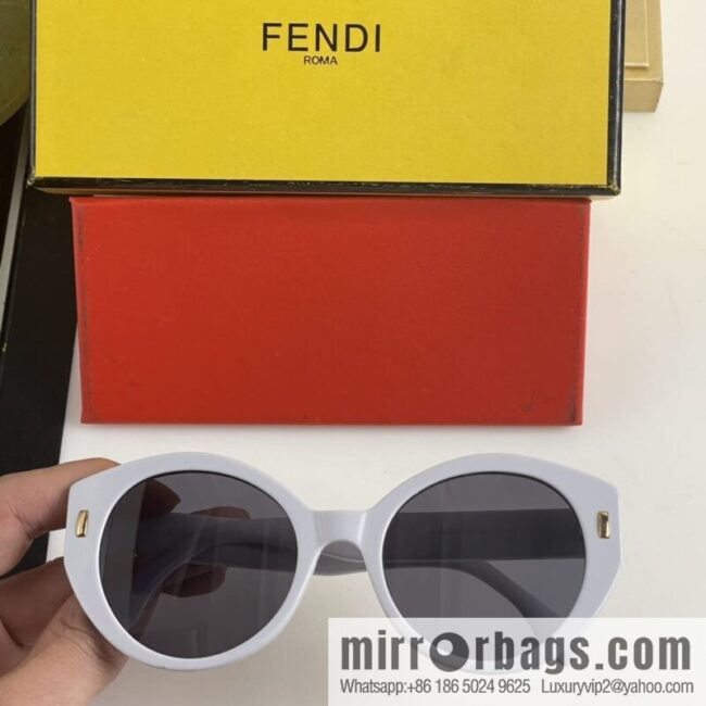 Fendi Round Frame Women\'s Sunglasses