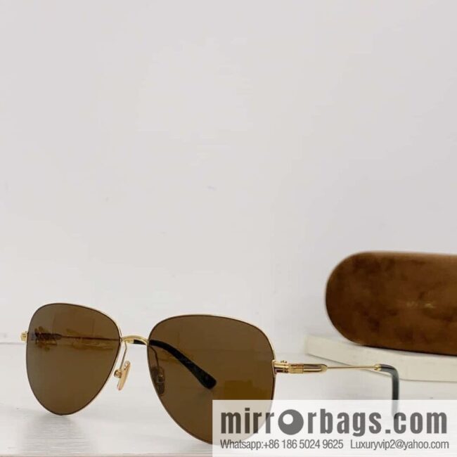 TOM FORD Metal temple embellishment logo Unisex sunglasses