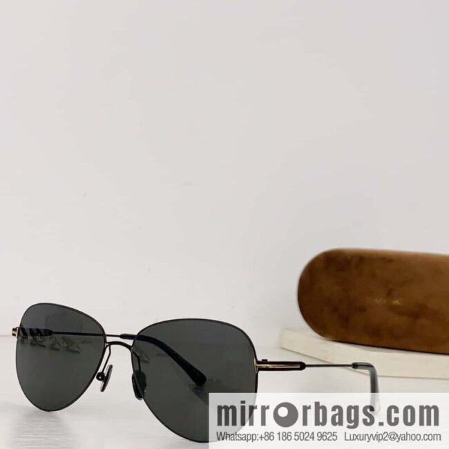TOM FORD Metal temple embellishment logo Unisex sunglasses
