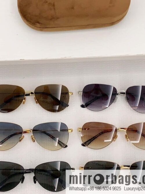 TOM FORD Metal temple embellishment logo Unisex sunglasses