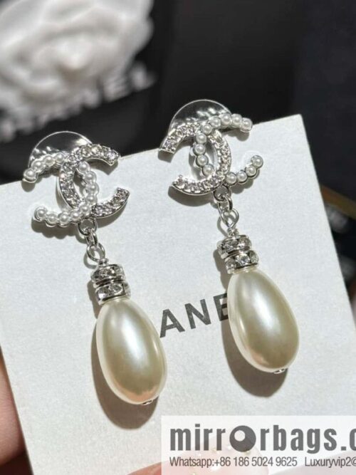 wsxc1718721970620_0-800x8004tj0wwmrfnt71532_20250630150201.jpg ❗️New ❗️ Chanel stud earrings ☀️ new ☑️ Chanel c2 double c half pearl half diamond stud earrings ☀️
