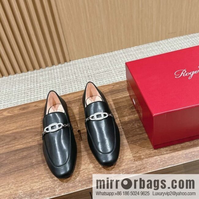 𝐑𝐨𝐠𝐞𝐫 𝐕𝐢𝐯𝐢𝐞𝐫 𝟮𝟬𝟮𝟰/𝐬𝐬 RV Roger Vivia\'s new one-pedal diamond buckle loafers