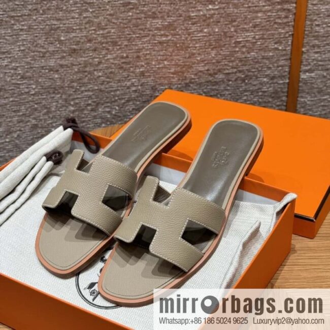 wsxc1721752551976_0-800x80050ckgimdpmw16097_20250625190949.jpg HERMES 181 Oran Slippers S2/Trench/Windbreaker Grey Epsom/Palmprint