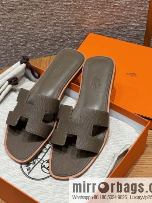 wsxc1721753492699_0-800x800uppxe054mxq16018_20250625190744.jpg HERMES 181 Oran Slippers 18/Etoupe/Elephant Grey Epsom/Palmprint