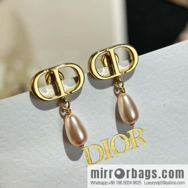New ☑️ DIOR CD pink pearl stud earrings