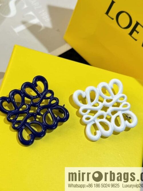 wsxc1727100804139_0-800x800flzutyxjpwj52410_20250630004228.jpg LOEWE Square Mooncake Brooch