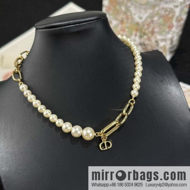 New ☑️ DIOR pearl necklace