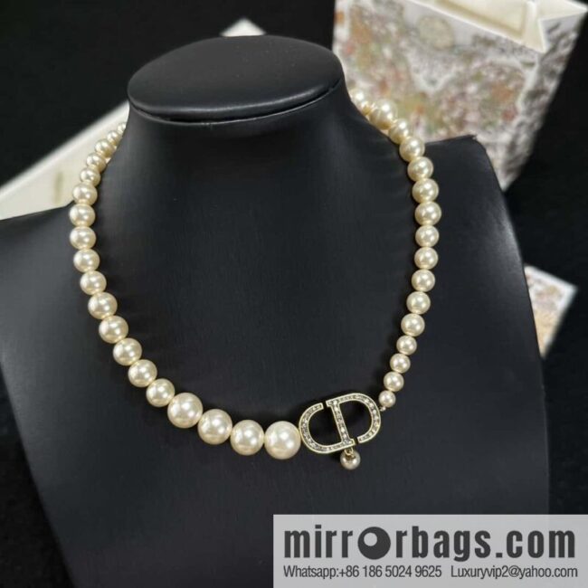 New ☑️ DIOR pearl necklace