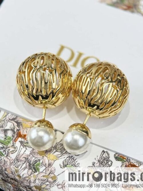 wsxc1729538019625_3-800x800x1xbe2ysza440420_20250626060809.jpg New ☑️ DIOR pearl hollow stud earrings