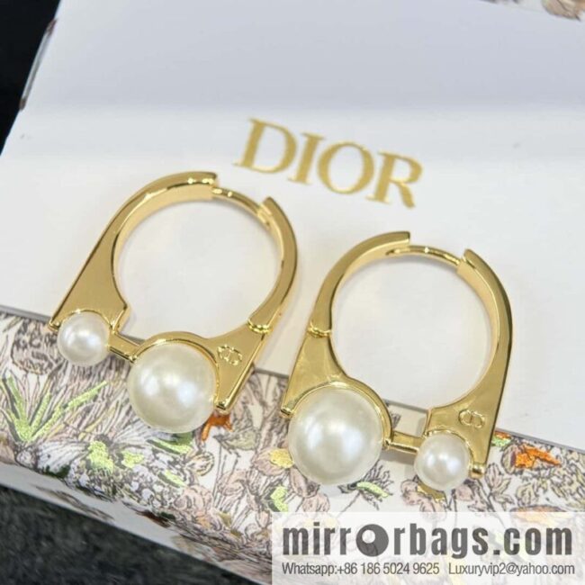 New ☑️ DIOR pearl stud earrings