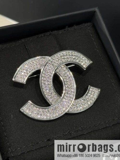 wsxc1734451407027_0-800x800z2fumnbmmfa29020_20250626014308.jpg ❗️New ❗️☀️ New ☑️ Chanel Double C Full Diamond Brooch ☀️