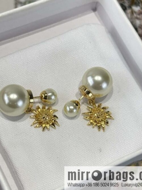 wsxc1734959447818_0-800x800fsbizfza2lr28935_20250626014033.jpg ❗️New ❗️☀️ New ☑️ Dior Dior pearl sunflower stud earrings ☀️
