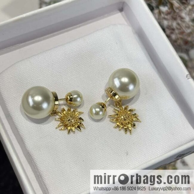 ❗️New ❗️☀️ New ☑️ Dior Dior pearl sunflower stud earrings ☀️