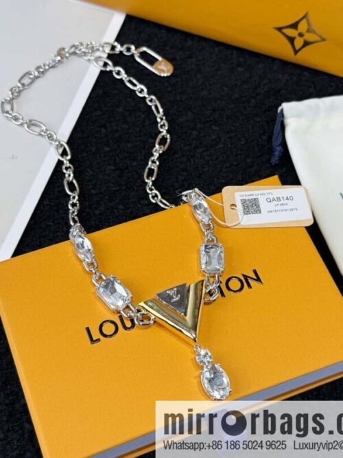 wsxc1734964244891_0-800x800mybui1g1tkl17906_20250625200125.jpg ❗️New ❗️ ☀ Louis Vuitton V letter necklace ☀