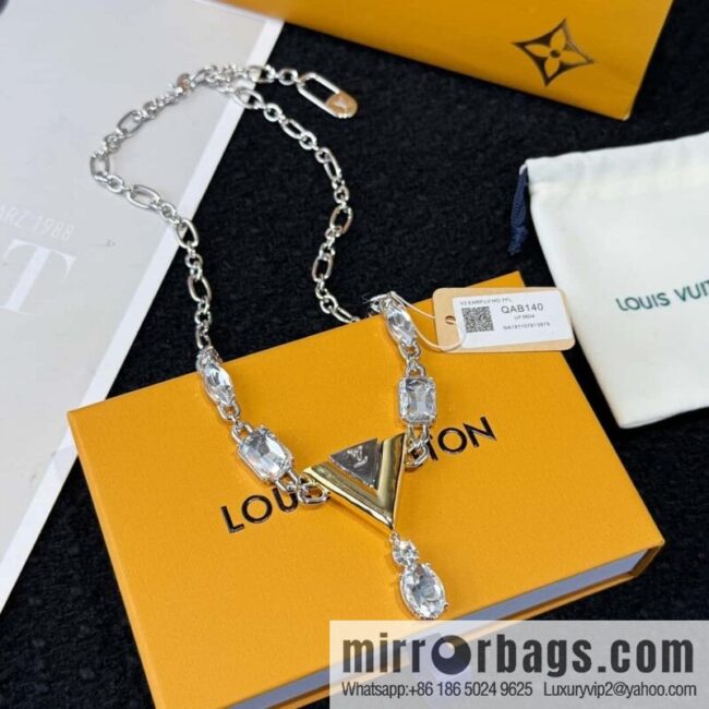 ❗️New ❗️ ☀ Louis Vuitton V letter necklace ☀