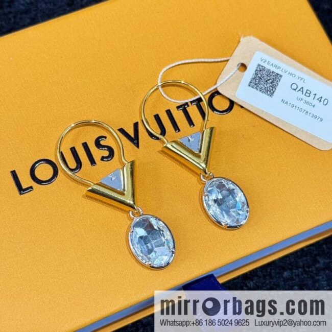 ❗️New ❗️ ☀ Louis Vuitton V letter stud earrings ☀