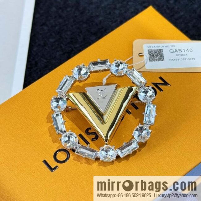 ❗️New ❗️ ☀ Louis Vuitton V Letter Brooch ☀