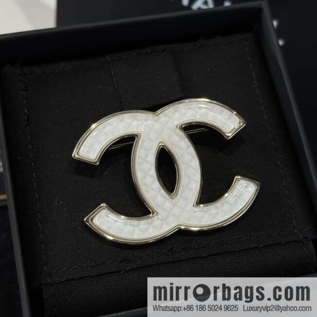 ❗️New ❗️ ☀️ new ☑️ Chanel double c acrylic brooch ☀️