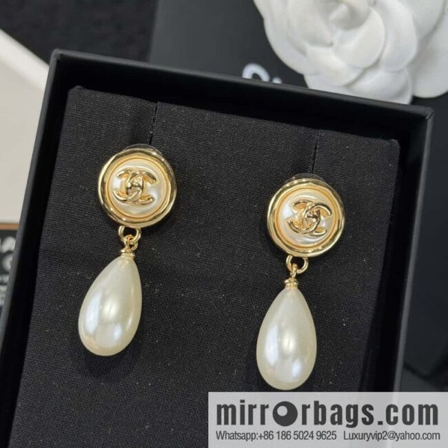 ❗️New ❗️☀️ new ☑️ Chanel double c water drop pearl stud earrings ☀️
