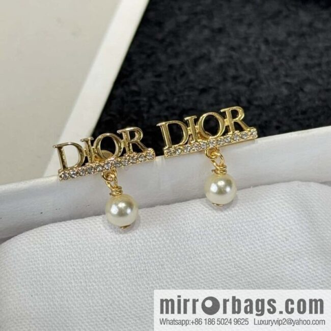 ❗️New ❗️☀️ New ☑️ Dior letter pearl stud earrings ☀️