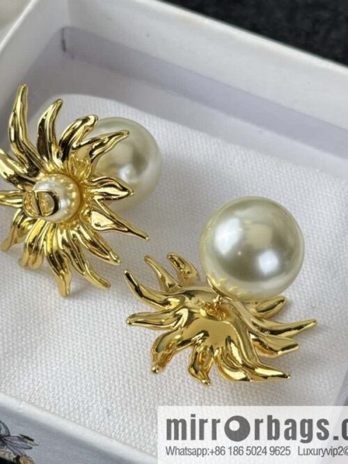 wsxc1734964595875_3-800x800i25bnh3d5ns17051_20250625193534.jpg ❗️New ❗️ Dior stud earrings ☀️ New ☑️ Dior Dior pearl sunflower stud earrings ☀️