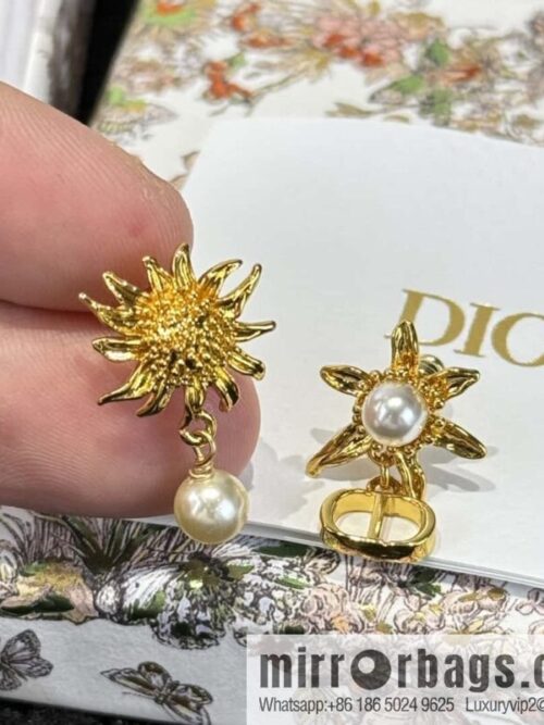 wsxc1734964598564_3-800x800mb4xf5hsv0l17043_20250625193519.jpg ❗️New ❗️☀️ New ☑️ Dior Pearl CD Sunflower Stud Earrings ☀️