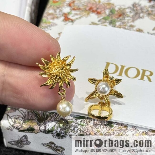❗️New ❗️☀️ New ☑️ Dior Pearl CD Sunflower Stud Earrings ☀️