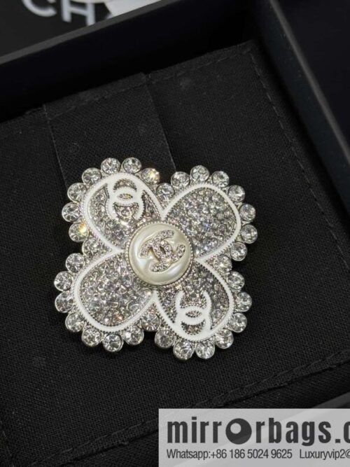 wsxc1740416172868_0-800x800ajrilugoh0c1731_20250625102136.jpg ❗️New ❗️ ☀️ New ☑️ Chanel Double C Clover Full Diamond Brooch ☀️