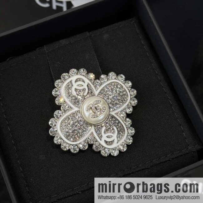 ❗️New ❗️ ☀️ New ☑️ Chanel Double C Clover Full Diamond Brooch ☀️