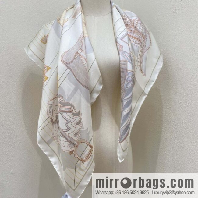 wsxc1741120141340_0-800x800flg5qaixrq33291_20250625030211.jpg HERMES \"Saddle World 90 Square Towel\"