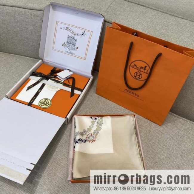 wsxc1741120298934_0-800x800jgfvv2lru4t3260_20250625030150.jpg HERMES \"Gorgeous Bridle Floral Edition 90 Square Towel\"