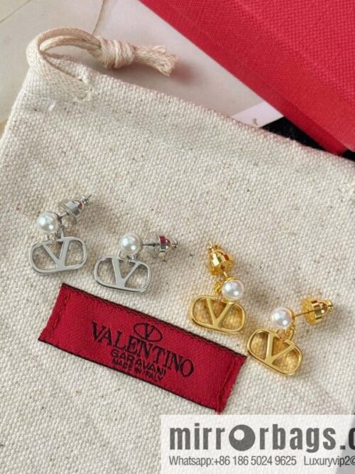 ❗️New ❗️ New ☑️ Valentino pearl stud earrings