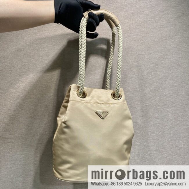 Prada\'s new bucket bag 1BE082 catwalk model, apricot.