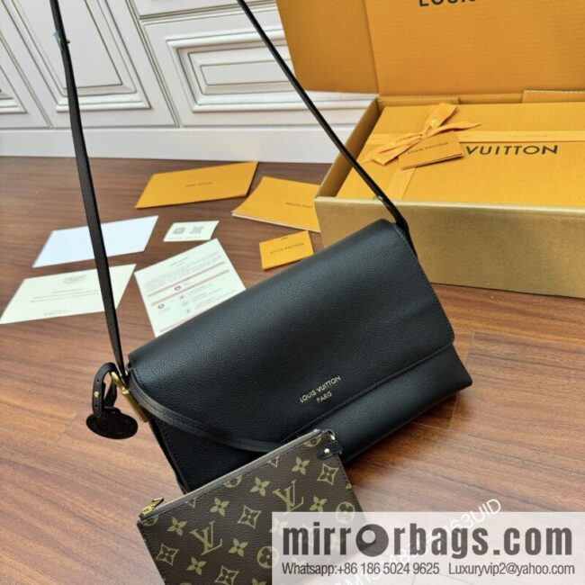 LV M13148 Low Key Messenger