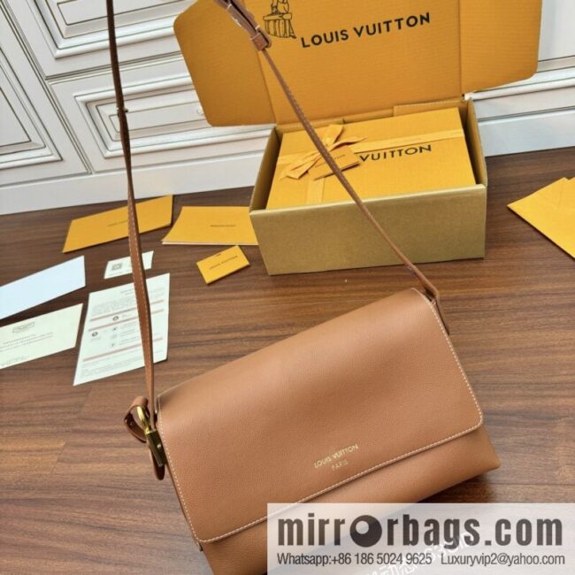 LV M13151 Low Key Messenger