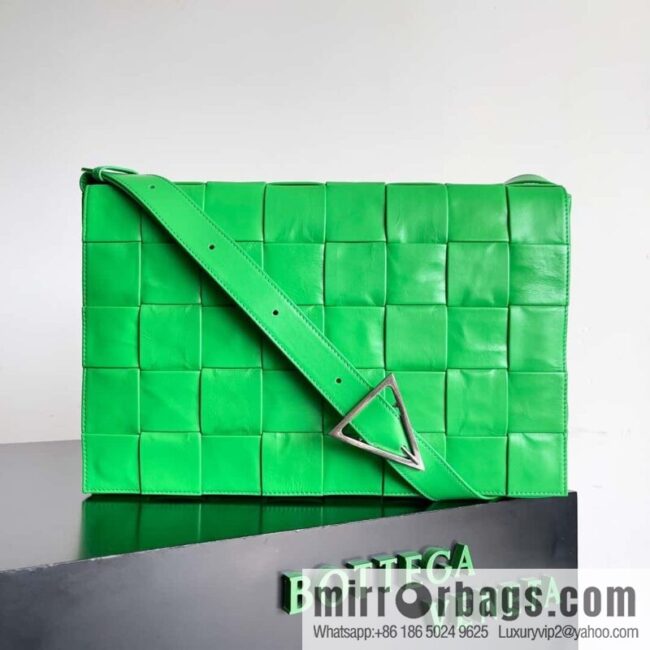 BV Baodie Bottega Veneta Replica Luxury Handbag, model; 691407 New version CASSETTE triangular buckle oil wax leather, shoulder backpack parrot green