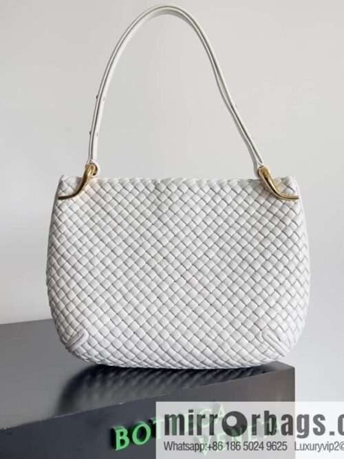 BV #CLICKER Bv 2023 Early Spring New Clicker Lamb woven tote bag model number 730969 white