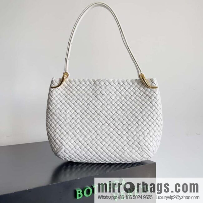 BV #CLICKER Bv 2023 Early Spring New Clicker Lamb woven tote bag model number 730969 white