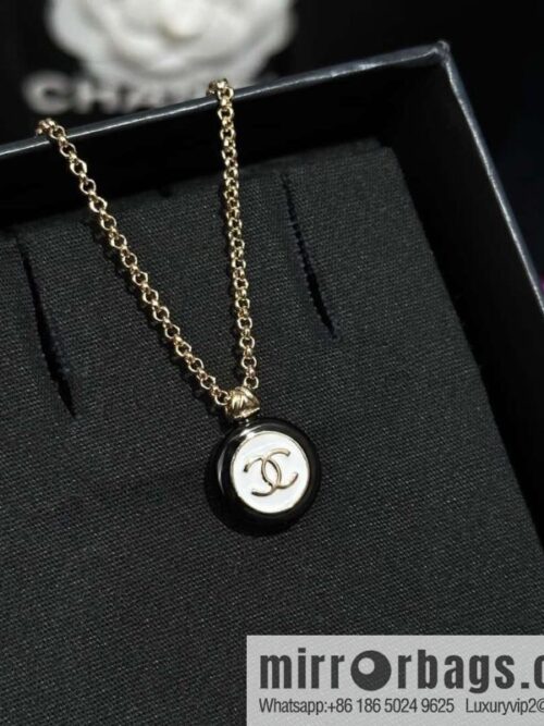 IMG_0043-800x800qrrrxtwhefc91318_20250702002943.jpg ❗️New ❗️ ☀️ new ☑️ Chanel double c black and white round button necklace ☀️