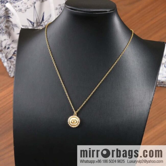 New ☑️ DIOR white CD necklace