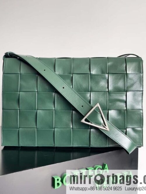 BV Bottega Veneta B home, model; 691407 new version of CASSETTE triangular buckle oil wax leather, shoulder backpack dark green