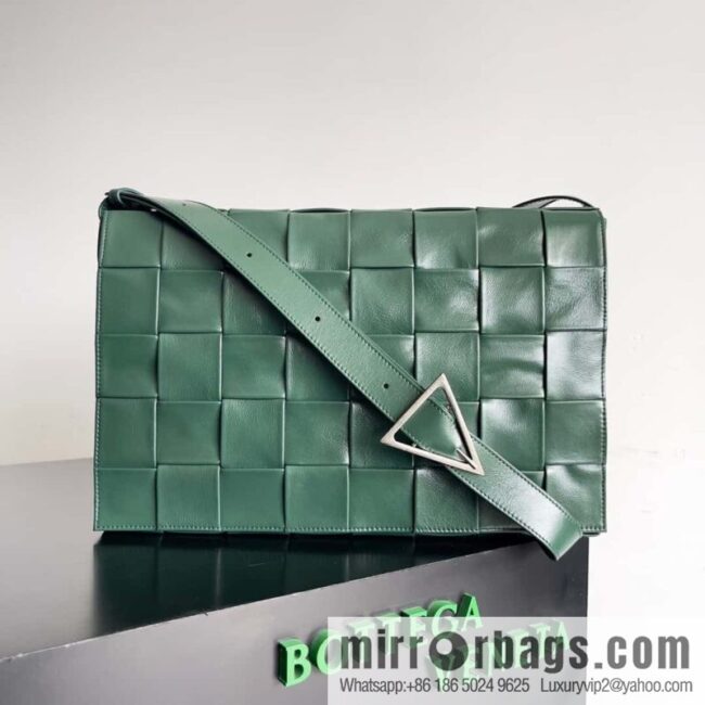 BV Bottega Veneta B home, model; 691407 new version of CASSETTE triangular buckle oil wax leather, shoulder backpack dark green