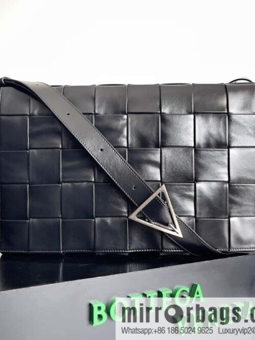 BV Bottega Veneta B home, model; 691407 new version of CASSETTE triangular buckle oil wax leather, shoulder backpack black