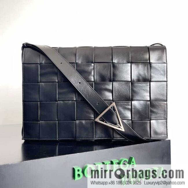 BV Bottega Veneta B home, model; 691407 new version of CASSETTE triangular buckle oil wax leather, shoulder backpack black