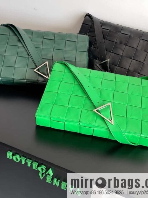 BV Baodie Bottega Veneta Replica Luxury Handbag, model; 691407 New version CASSETTE triangular buckle oil wax leather, shoulder backpack parrot green