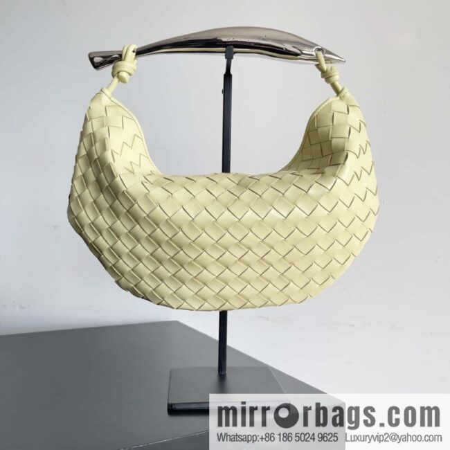 BottegaVeneta2023 new model, Bottega Veneta Bv spring and summer new mini sardines SARDINE model number: 716082 large