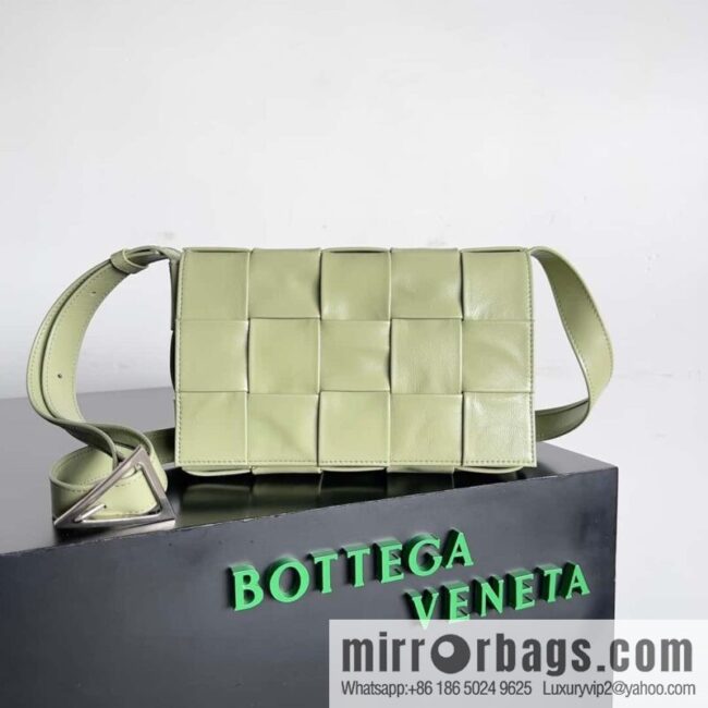 Top end: Bottega Veneta Cassette/Pillow bag Model: 667298