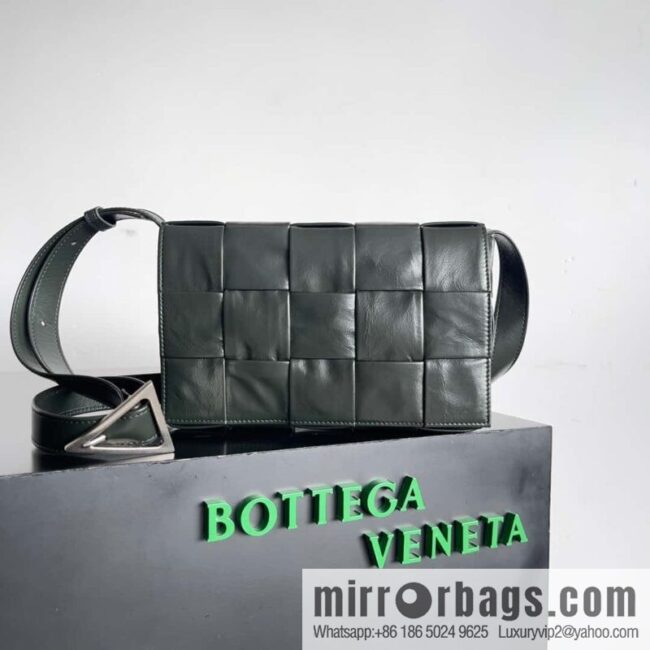 Top end: Bottega Veneta Cassette/Pillow bag Model: 667298