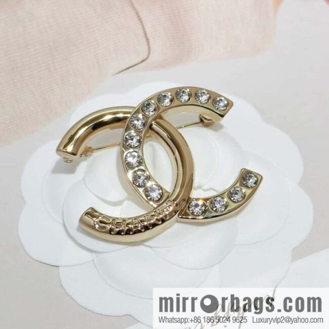 ❗️New ❗️ Chanel brooch ☀️ new ☑️ Chanel double c half diamond brooch ☀️